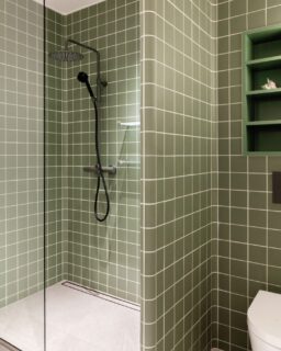 Dette barnebadet kan følge barna hele barndommen – grønt, funksjonelt og med gjennomført bruk av spesialfliser.

De grønne, gjennomfargede 10x10-flisene fra TopCer dekker veggene på den ene siden av badet. Alle innvendige og utvendige hjørner er utført med tilpassede hjørnefliser i samme farge ➡ et presist og helhetlig resultat. 

Gulvet er flislagt med 60x60 Savannah Caliza fra Porcelanosa for en robust og lettstelt base.

Int.ark. @inplace_interior 

#baderom #fliser #topcer #interiørarkitektur