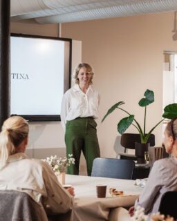 Mutina-frokost i Arkitektshowroom 🙌

Hva er det med de små fliseformatene – og hvorfor trekkes vi alltid tilbake til dem?

Mutina har akkurat lansert sitt nye prosjekt og retning: tre kolleksjoner i det tradisjonelle 20x20-formatet. Denne gangen er keramikken tolket av Vincent Van Duysen, Inga Sempé og Raw Edges.

Morgenkvisten bød på fullt hus, nysgjerrige designere og lukten av ferske kanelboller!
En stor takk til Mutina og alle dere som kom – samtalene, entusiasmen og energien deres betyr alt! ❤

#fagflisarkitektshowroom #mutina #mutinafrokost #fliser #flisenyheter @mutinaceramics  @fagflis