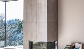 Totalrenovert enebolig i Ålesund med ny, flislagt peis