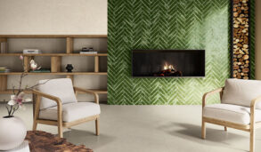 Stue med flislagt peis i grønn Pukka-flis