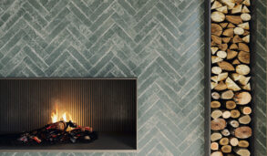 Detaljbilde av peis flislagt med Ape Grupo Pukka Steelblue