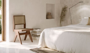 Lyst soverom med lys beige fliser på gulv