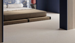 Moderne soverom med flislagt gulv og blå vegger