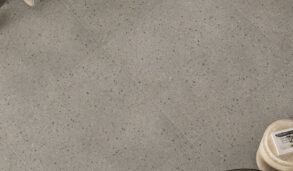 Detaljbilde av gulv med keramiske terrazzofliser