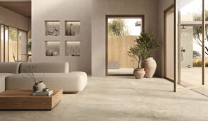 Flislagt gulv i stue med keramiske fliser i en varm, lun beige nyanse