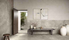 Stor og romslig entrè med store keramiske fliser i størrelse 60x120