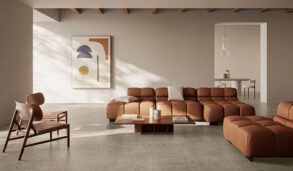 Varm og lun stue med flislagt gulv. Flisene er i betongstil