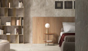 Soverom med flislagt gulv og vegg med flisen Cercom Archistone i to farger