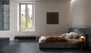 Soverom i dype toner med flisen Cir City black på gulv og fondvegg