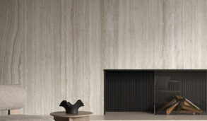 Peis med gigantflisen Nativa Aurum. Flisen er i travertin-stil i en lys beige farge