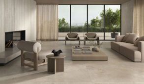 Stue designet i trendy travertinfliser