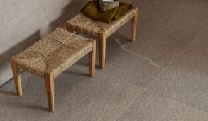 Gulv i skandinavisk stil med grå fliser