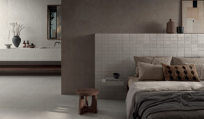 Soverom i naturfarger med flislagt sengegavl med Kronos Terra Crea