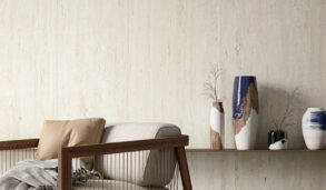 oppholdsrom med travertinfliser i lys beige