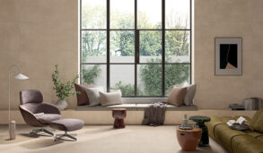 Flislagt stue med Mirage Glocal, en varm og lun keramisk flis til gulv og vegg