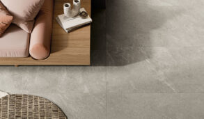 Interiør med sofa og grå gulvfliser