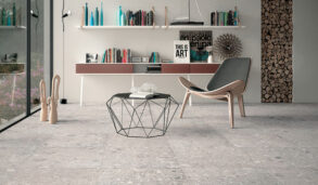 Stue med lys grå ceppofliser fra Mirage Norr