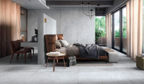 Trendy soverom med store fliser i grått