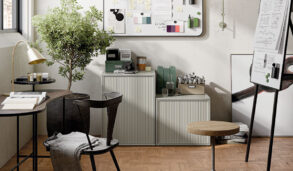 Stue og kontor med fliser inspirert av tre i organiske former