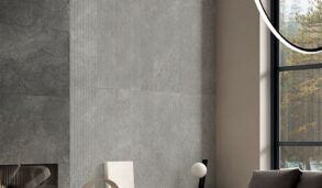 Moderne stue med peis flislagt med grå flis i stort format