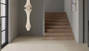 Interiørbilde av entrè med beige fliser i fiskebeinsmønster