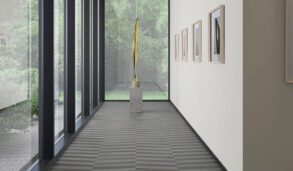 Interiørbilde av gang med flislagt gulv