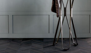 Gang med stumtjener og flislagt gulv med flisen mutina Mews i fiskebeinsmønster