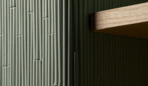 Detaljbilde av vegg med flisen Mutina Phenomenon Rain B