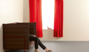 Trendy stue med designfliser fra italienske Mutina, designet av Bouroullec