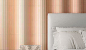 Vegg bak seng på soverom med 3D flisen Mutina Rombini