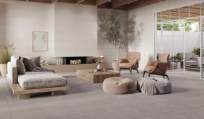 Interiør med rene overflater og lyse toner. Flislagt gulv og vegg.