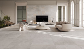 Interiør i sarte, lyse nyanser og flislagt gulv med storformatfliser