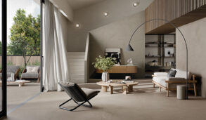 Varmt og trendy interiør til stuen. Flislagt gulv.