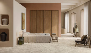 Soverom i naturfarger med en spettet flis på gulv