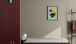 Interiørbilde av trendy gang med fargerike gulvfliser