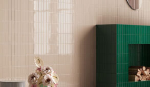 Inspirasjonsbilde av stue med flislagt vegg og peis i flere farger. Blanke fliser fra serien fargblock