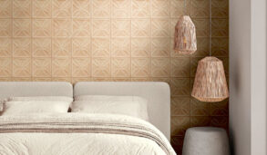 Vegg på soverom med 3D flis i en varm cottofarge