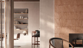 Rustikk og koselig stue i naturfarger med flislagt peis i cottofarge