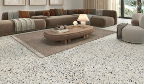 Stue med keramiske terrazzofliser i storformat