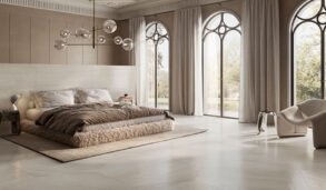 Elegant soverom med luksuriøse møbler og store fliser inspirert av travertin på gulv