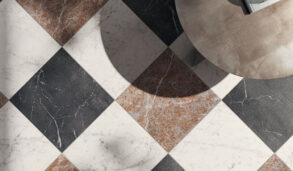 Fugleperspektiv av gulv i sjakkmønster med tre farger