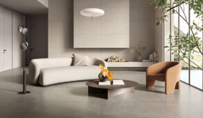 Minimalistisk og moderne stue med rene flater og flislagt guulv